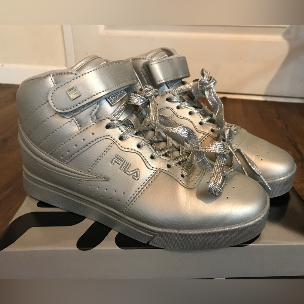 BRAND NEW NEVER WORN Fila Women's Vulc 13 Tonal Metallic Silver Hi Top Sneakers